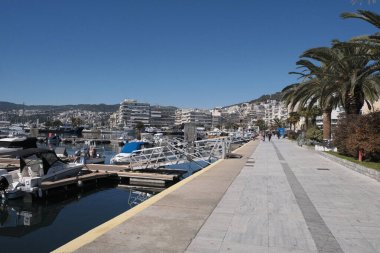 Yunanistan, Kavala, 8 Mart 2025, şehrin ve limanın panoramik manzarası - EDITORIAL