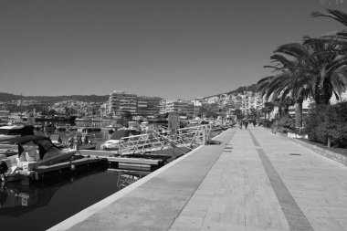 Yunanistan, Kavala, 8 Mart 2025, şehrin ve limanın panoramik manzarası - EDITORIAL