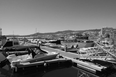 Yunanistan, Kavala, 8 Mart 2025, şehrin ve limanın panoramik manzarası - EDITORIAL