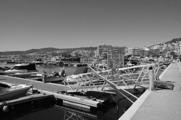 Yunanistan, Kavala, 8 Mart 2025, şehrin ve limanın panoramik manzarası - EDITORIAL