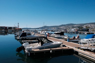 Yunanistan, Kavala, 8 Mart 2025, şehrin ve limanın panoramik manzarası - EDITORIAL