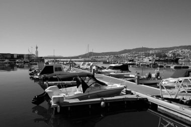 Yunanistan, Kavala, 8 Mart 2025, şehrin ve limanın panoramik manzarası - EDITORIAL