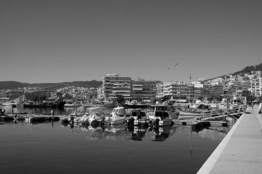 Yunanistan, Kavala, 8 Mart 2025, şehrin ve limanın panoramik manzarası - EDITORIAL