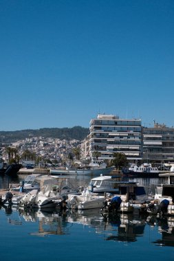 Yunanistan, Kavala, 8 Mart 2025, şehrin ve limanın panoramik manzarası - EDITORIAL