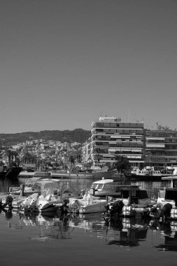 Yunanistan, Kavala, 8 Mart 2025, şehrin ve limanın panoramik manzarası - EDITORIAL