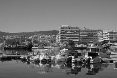 Yunanistan, Kavala, 8 Mart 2025, şehrin ve limanın panoramik manzarası - EDITORIAL