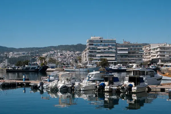 Yunanistan, Kavala, 8 Mart 2025, şehrin ve limanın panoramik manzarası - EDITORIAL