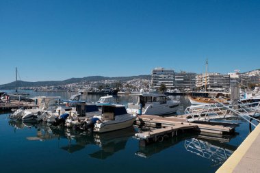 Yunanistan, Kavala, 8 Mart 2025, şehrin ve limanın panoramik manzarası - EDITORIAL