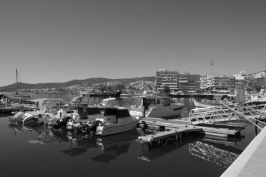 Yunanistan, Kavala, 8 Mart 2025, şehrin ve limanın panoramik manzarası - EDITORIAL