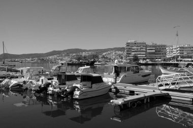 Yunanistan, Kavala, 8 Mart 2025, şehrin ve limanın panoramik manzarası - EDITORIAL