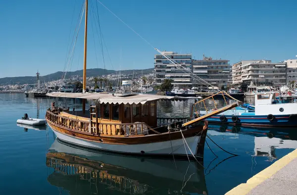 Yunanistan, Kavala, 8 Mart 2025, şehrin ve limanın panoramik manzarası - EDITORIAL