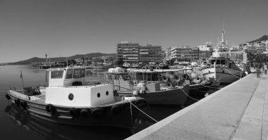 Yunanistan, Kavala, 8 Mart 2025, şehrin ve limanın panoramik manzarası - EDITORIAL