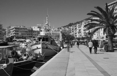 Yunanistan, Kavala, 8 Mart 2025, şehrin ve limanın panoramik manzarası - EDITORIAL