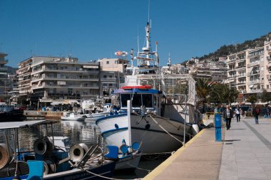 Yunanistan, Kavala, 8 Mart 2025, şehrin ve limanın panoramik manzarası - EDITORIAL