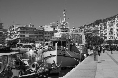 Yunanistan, Kavala, 8 Mart 2025, şehrin ve limanın panoramik manzarası - EDITORIAL