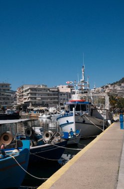 Yunanistan, Kavala, 8 Mart 2025, şehrin ve limanın panoramik manzarası - EDITORIAL