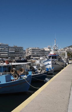Yunanistan, Kavala, 8 Mart 2025, şehrin ve limanın panoramik manzarası - EDITORIAL