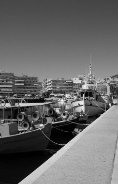 Yunanistan, Kavala, 8 Mart 2025, şehrin ve limanın panoramik manzarası - EDITORIAL