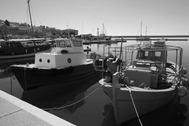 Yunanistan, Kavala, 8 Mart 2025, şehrin ve limanın panoramik manzarası - EDITORIAL