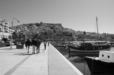 Yunanistan, Kavala, 8 Mart 2025, şehrin ve limanın panoramik manzarası - EDITORIAL