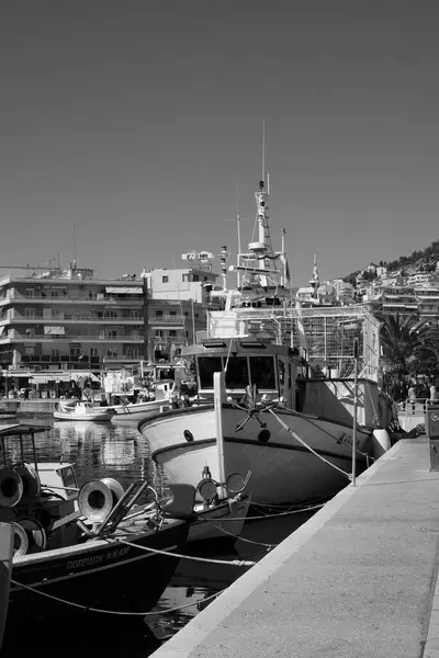 Yunanistan, Kavala, 8 Mart 2025, şehrin ve limanın panoramik manzarası - EDITORIAL