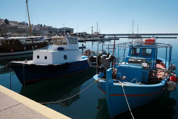 Yunanistan, Kavala, 8 Mart 2025, şehrin ve limanın panoramik manzarası - EDITORIAL