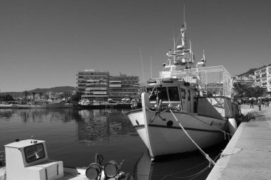 Yunanistan, Kavala, 8 Mart 2025, şehrin ve limanın panoramik manzarası - EDITORIAL