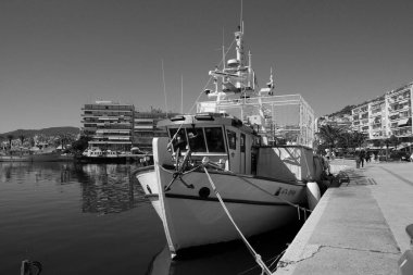 Yunanistan, Kavala, 8 Mart 2025, şehrin ve limanın panoramik manzarası - EDITORIAL