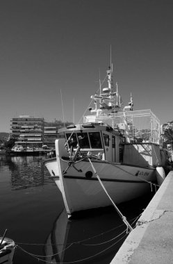 Yunanistan, Kavala, 8 Mart 2025, şehrin ve limanın panoramik manzarası - EDITORIAL