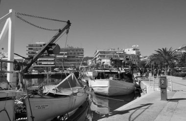 Yunanistan, Kavala, 8 Mart 2025, şehrin ve limanın panoramik manzarası - EDITORIAL