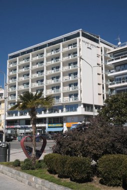 Yunanistan, Kavala, 8 Mart 2025, Gezinti alanındaki binalar - EDITORIAL