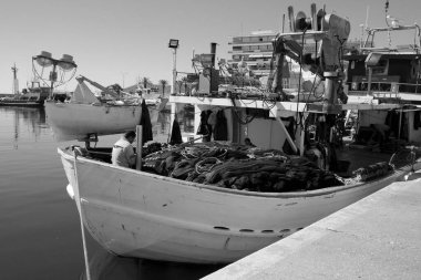 Yunanistan, Kavala ve balıkçılar limanda bir balıkçı teknesinde çalışıyorlar 