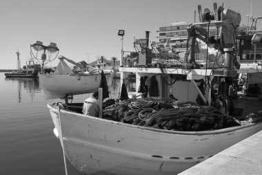 Yunanistan, Kavala ve balıkçılar limanda bir balıkçı teknesinde çalışıyorlar 