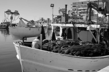 Yunanistan, Kavala ve balıkçılar limanda bir balıkçı teknesinde çalışıyorlar 