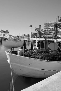 Yunanistan, Kavala ve balıkçılar limanda bir balıkçı teknesinde çalışıyorlar 