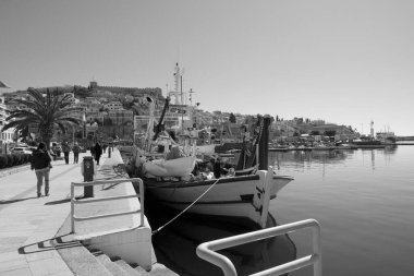 Yunanistan, Kavala, 8 Mart 2025, şehrin ve limanın panoramik manzarası - EDITORIAL