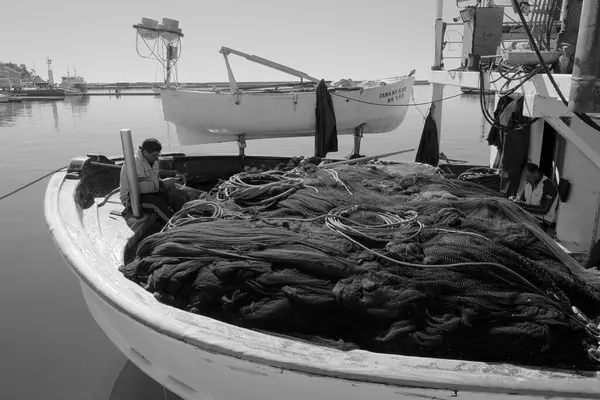 Yunanistan, Kavala; 8 Mart 2025, balıkçılar limanda bir balıkçı teknesinde çalışıyorlar - EDITORIAL