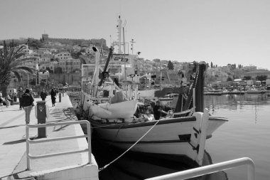 Yunanistan, Kavala, 8 Mart 2025, şehrin ve limanın panoramik manzarası - EDITORIAL