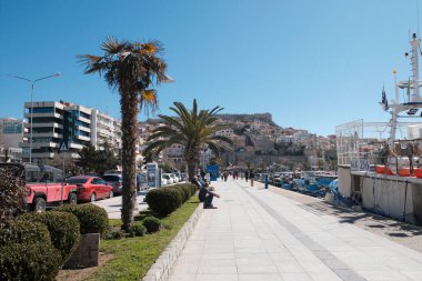 Yunanistan, Kavala, 8 Mart 2025, şehrin ve limanın panoramik manzarası - EDITORIAL