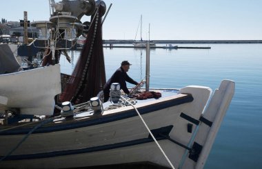 Yunanistan, Kavala; 8 Mart 2025, limanda balıkçı teknesi - EDITORIAL