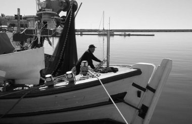 Yunanistan, Kavala; 8 Mart 2025, limanda balıkçı teknesi - EDITORIAL