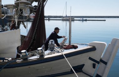 Yunanistan, Kavala; 8 Mart 2025, limanda balıkçı teknesi - EDITORIAL