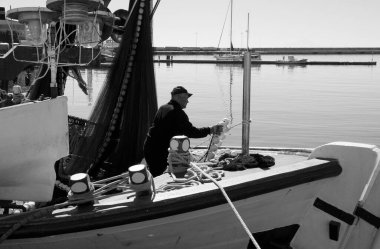 Yunanistan, Kavala; 8 Mart 2025, limanda balıkçı teknesi - EDITORIAL