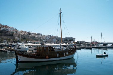 Yunanistan, Kavala, 8 Mart 2025, şehrin ve limanın panoramik manzarası - EDITORIAL