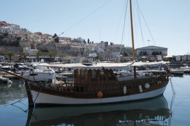 Yunanistan, Kavala, 8 Mart 2025, şehrin ve limanın panoramik manzarası - EDITORIAL