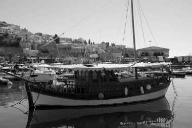 Yunanistan, Kavala, 8 Mart 2025, şehrin ve limanın panoramik manzarası - EDITORIAL