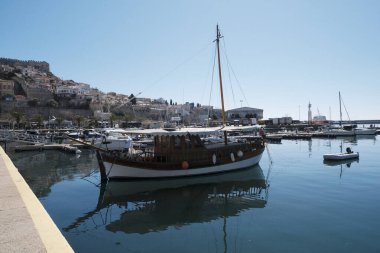 Yunanistan, Kavala, 8 Mart 2025, şehrin ve limanın panoramik manzarası - EDITORIAL