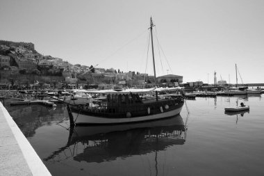 Yunanistan, Kavala, 8 Mart 2025, şehrin ve limanın panoramik manzarası - EDITORIAL