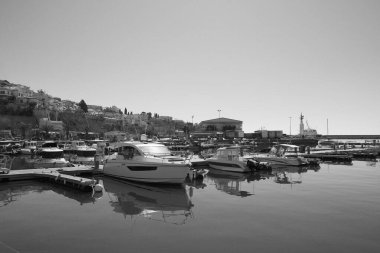 Yunanistan, Kavala, 8 Mart 2025, limanda tekneler - EDITORIAL