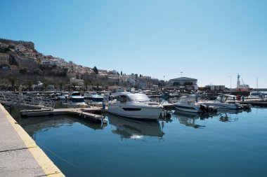 Yunanistan, Kavala, 8 Mart 2025, limanda tekneler - EDITORIAL